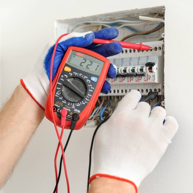 Manos de electricista